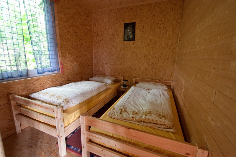 Schlafzimmer mit zwei Einzelbetten (je nach Ferienhütte)