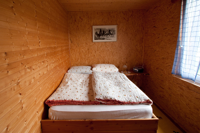 Schlafzimmer mit franz. Bett (je nach Ferienhütte)